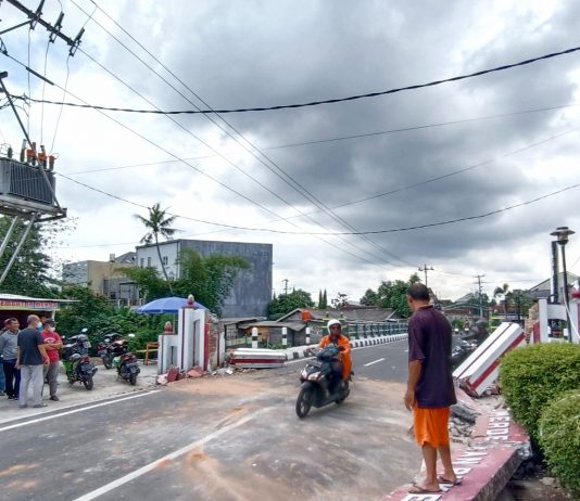 Truk Molen Ambrukkan Gapura, DPUPKP Sleman Tidak Ikut Tangani Kerusakan