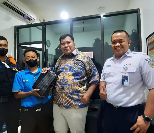 Tukang Bersih-bersih Stasiun Kembalikan Uang Temuan Sejumlah Rp 44 Juta