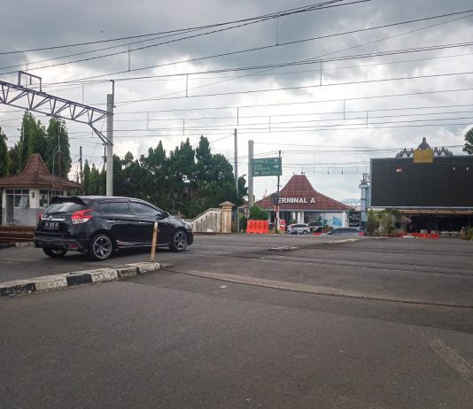 Penutupan Jalan di Perlintasan Rel Bandara Adisutjipto Ditolak Warga