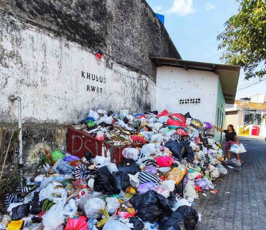 Tak Kunjung Diangkut, Sampah Menggunung di TPS Jogoyudan