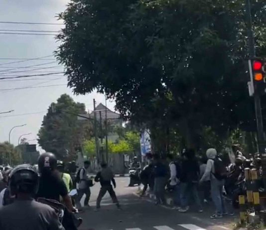 Ribut Antar Pelajar, Serang Pembeli Angkringan dengan Botol dan Gesper