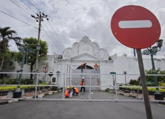 Pekerja sedang memasang penutup di Plengkung Nirbaya atau Plengkung Gading. (zukhronnee muhammad)