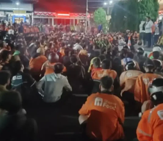 Driver Ojol Geruduk Rumah Warga Sleman, Mobil Polisi Dirusak Massa
