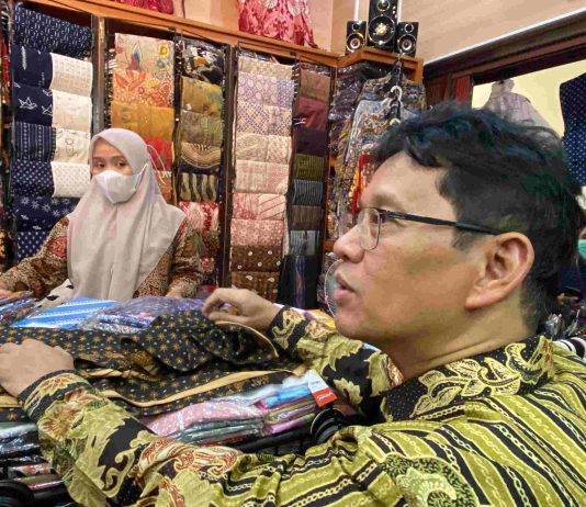 Menkeu Purbaya “Borong” Batik di Beringharjo, Bantah Isu Ekonomi Mati Suri
