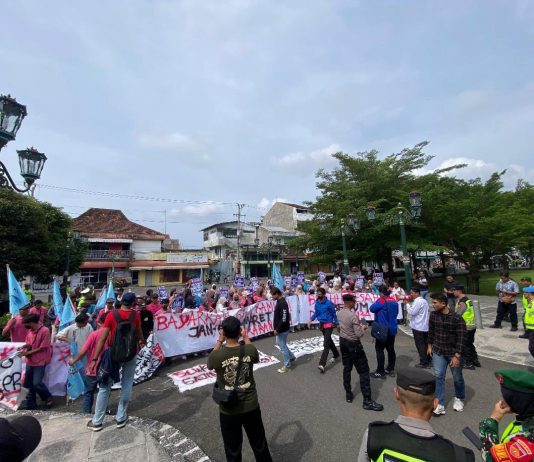 Ratusan Buruh Geruduk Kepatihan, Tuntut Gaji Dibayar dan Iuran BPJS Diusut