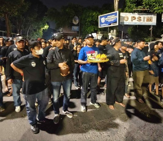 Suporter PSIM Gelar Topo Bisu, Tuntut Penuntasan Kasus Korupsi Stadion Mandala Krida