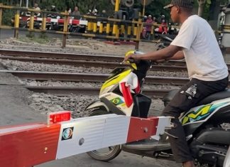 Pria yang Rusak Tiang Bendera dan Palang Pintu Kereta Ngamuk Gara-gara Ditegur Kakak saat Mabuk