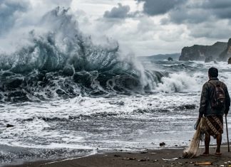 Gelombang Tinggi Terjang Pantai Selatan DIY, Warung hingga Kapal Nelayan Terdampak
