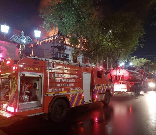 Titik Api Sempat Muncul Lagi di Hamzah Batik Malioboro, Damkar Kembali Lakukan Pendinginan